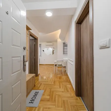 Port 1 Apartment *